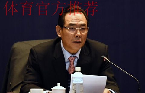 佩兰正式出任中国男足主教练 蔡振华赠送队服 佩兰正式出任中国男足主教练 蔡振华赠送队服